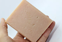 Cargar imagen en el visor de la galería, Jabón Geranium, Palmarosa & Arcilla Rosa