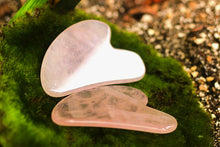 Cargar imagen en el visor de la galería, Gua Sha de Cuarzo Rosa Natural
