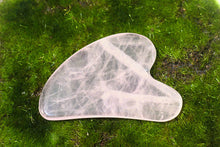 Cargar imagen en el visor de la galería, Gua Sha de Cuarzo Rosa Natural
