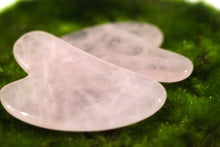 Cargar imagen en el visor de la galería, Gua Sha de Cuarzo Rosa Natural
